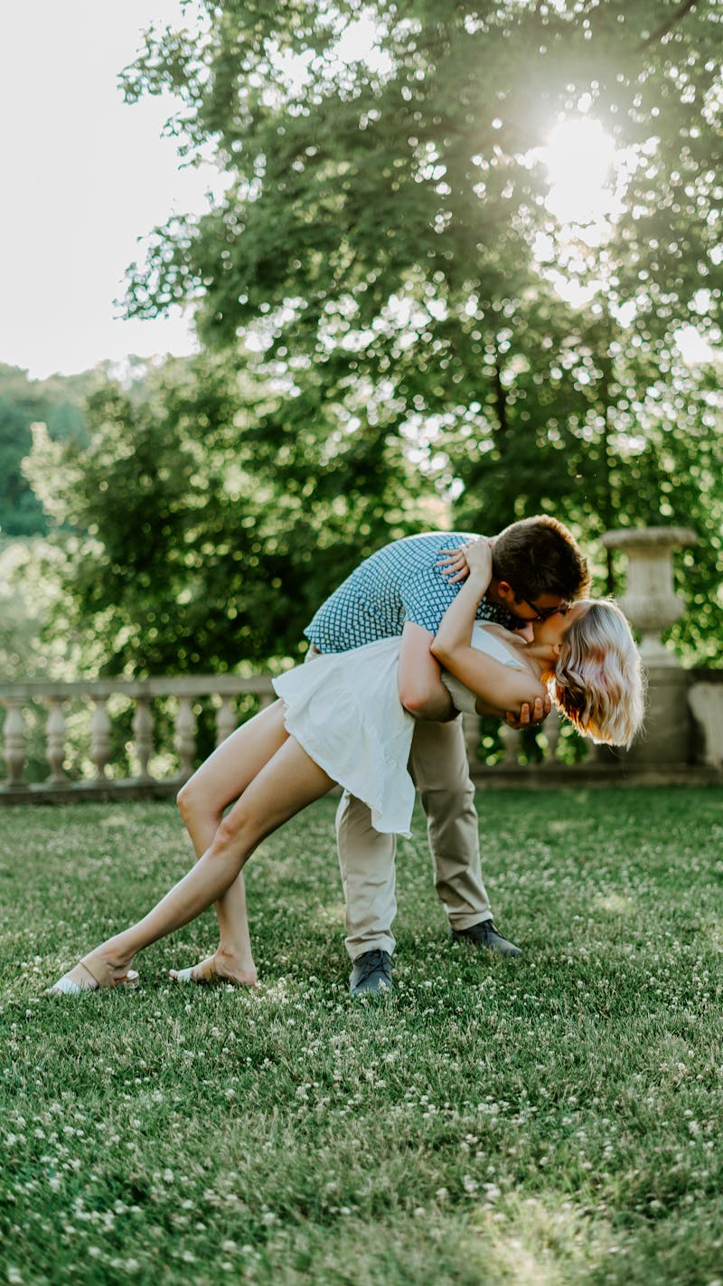 Man dipping and kissing his fiance.